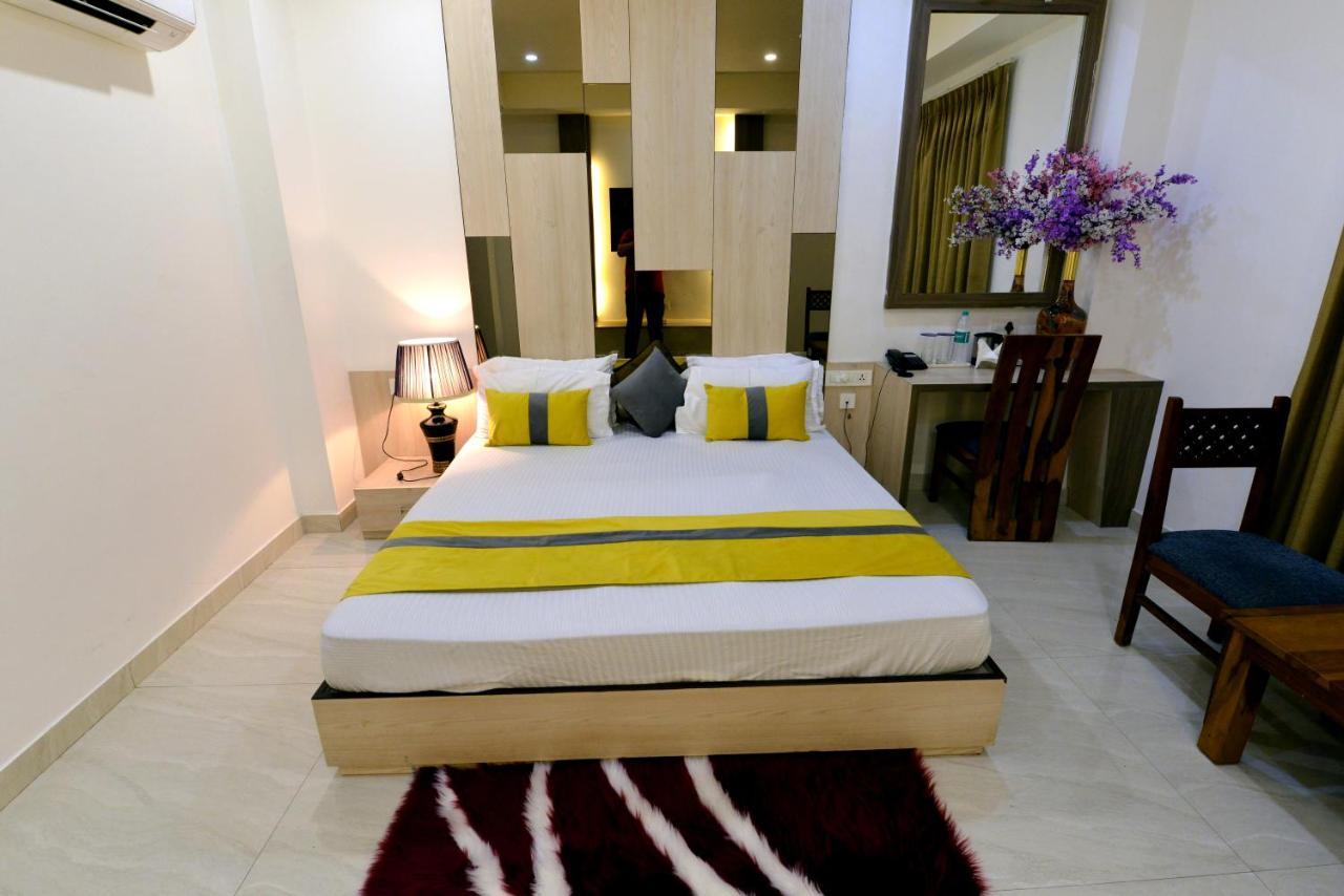 Hotel The Yellow Nayagaon Bagian luar foto