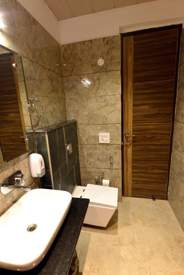 Hotel The Yellow Nayagaon Bagian luar foto