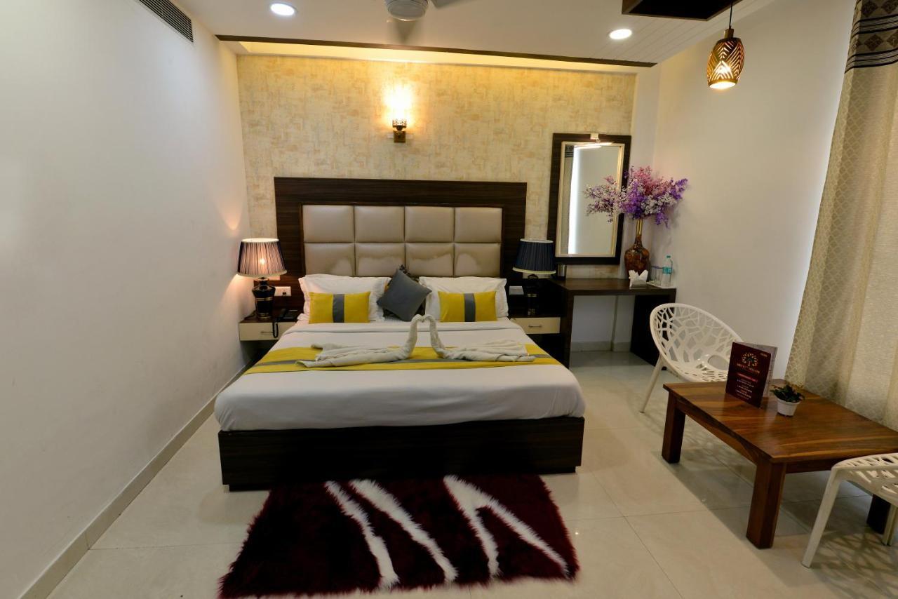 Hotel The Yellow Nayagaon Bagian luar foto